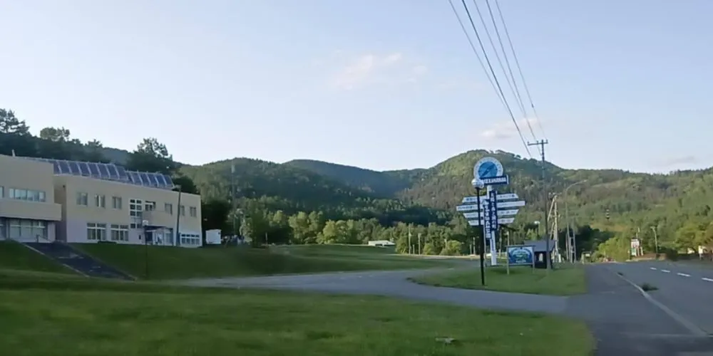 The meeting point at the Kanayama Lake Recreation Center, with the building and surrounding nature visible.