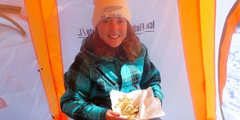 Freshly cooked wakasagi tempura served on a plate.