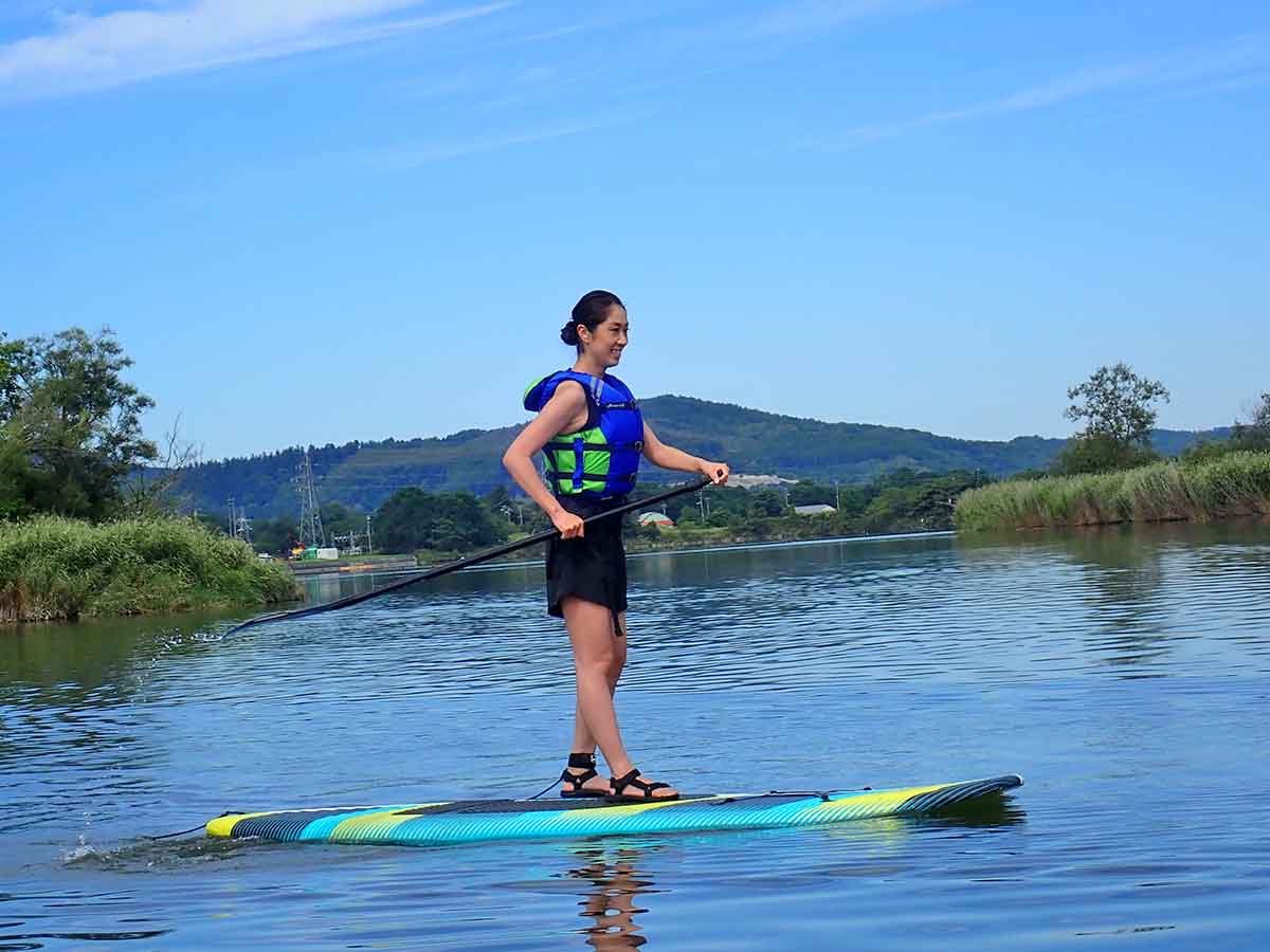 SUPを楽しむ女性