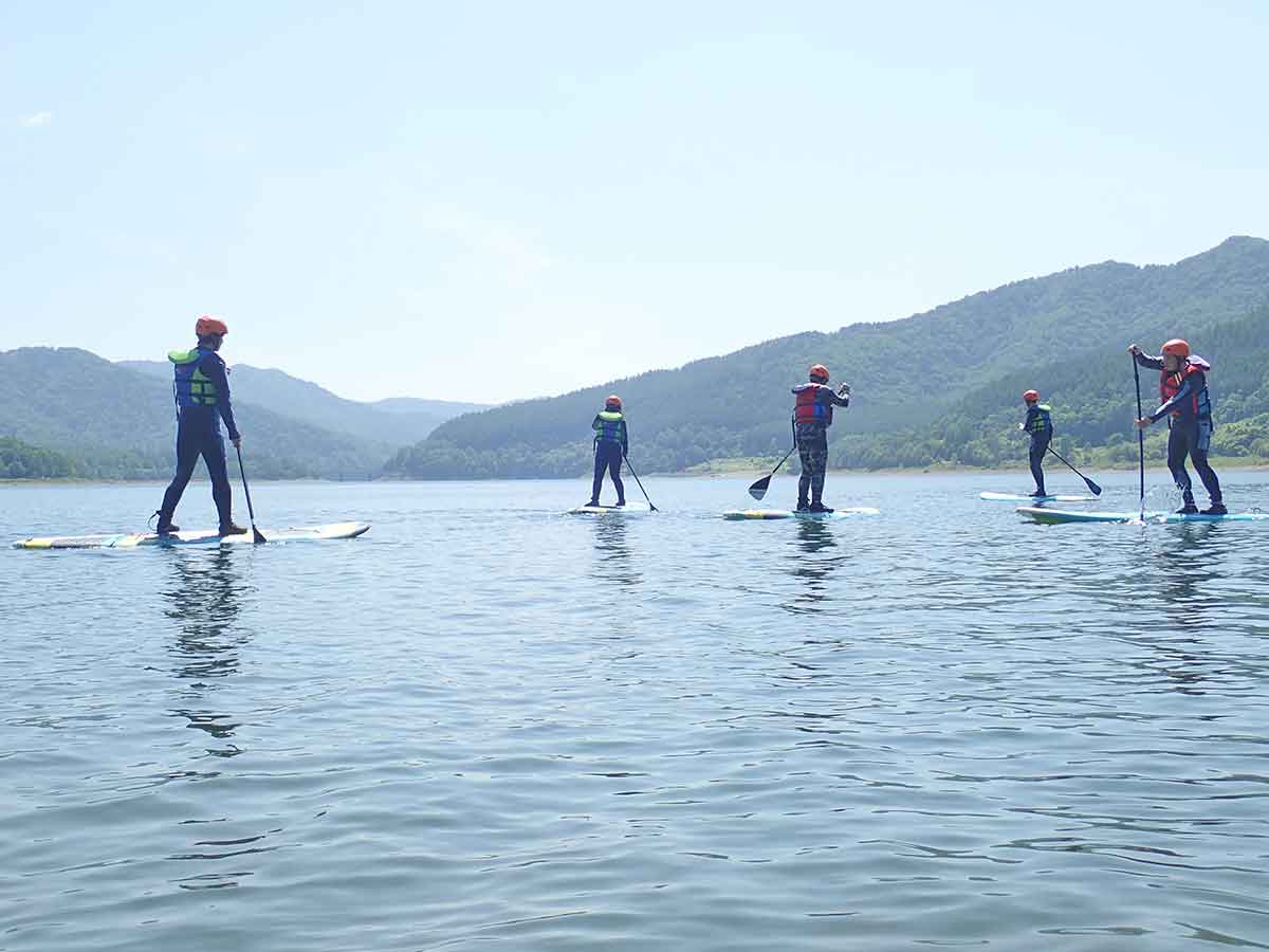 グループでSUPを楽しむ様子