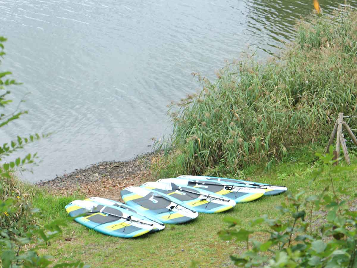 川辺に置かれているボード